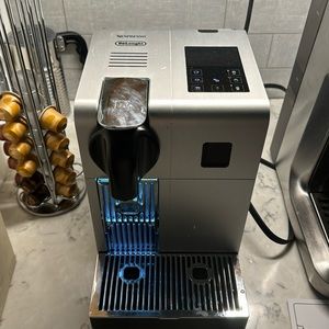 nespresso delonghi coffe machine